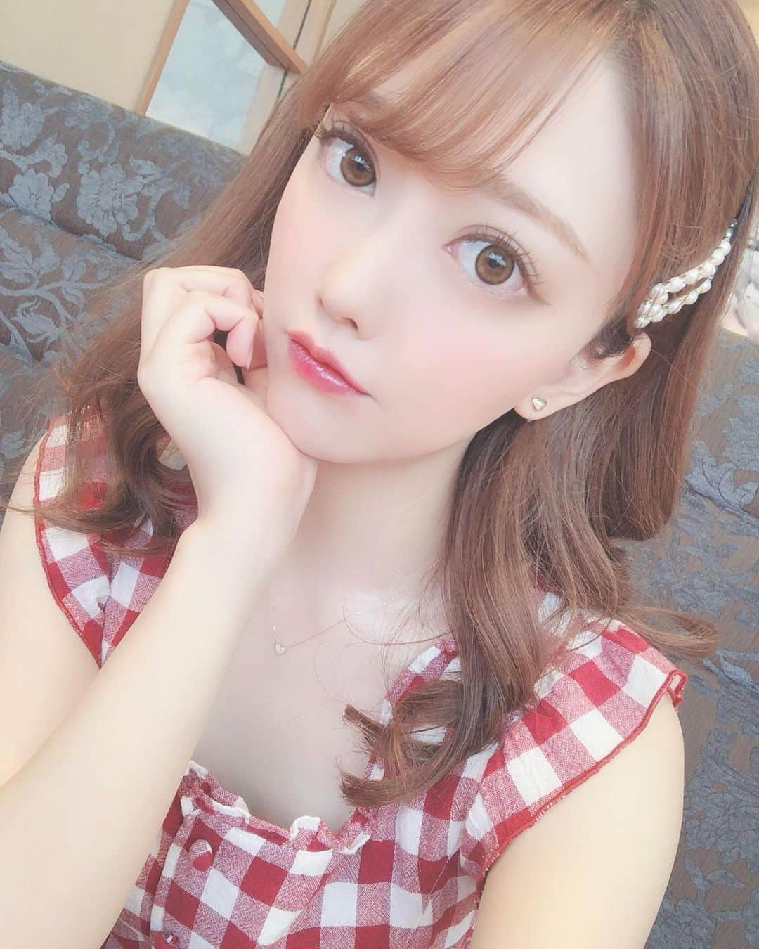 山村ゆりかさんのインスタグラム写真 - (山村ゆりかInstagram)「今日はまいりとまりなちゃんと鼎泰豊に行って台湾で食べれなかった小籠包を食べたよー(*´～｀*)ŧ‹”ŧ‹” おいしかった♡ . 2枚目の写真3人で撮ったのにまいりが指しか写ってない笑笑 . . . #鼎泰豊 #ディンタイフォン #小籠包 #銀座 #台湾 #japan #japanesegirl #idol #アイドル #followme」7月27日 0時02分 - rika_m_1221