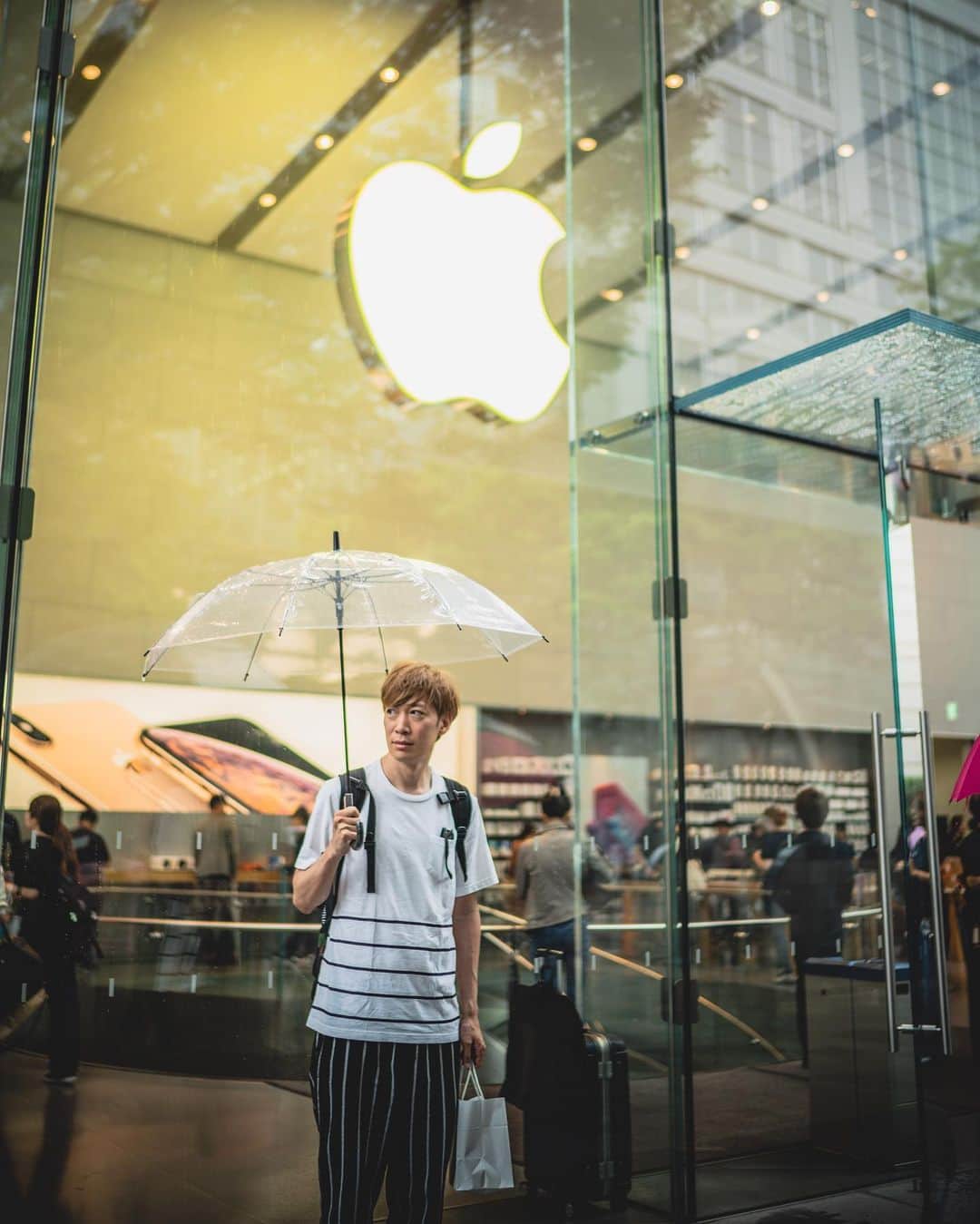 DJ U-ICHIのインスタグラム：「🍎 #Apple #squall . . .  _________________________________ #dj #djlife #djworks #music #tokyo #nagoya #osaka #japan #tokyocameraclub  #home #streetphotography #sonya7riii  #portraitvision #portraitfestival  #portraitpage #portraitmood #moodyportraits #ourportraitsdays #lifeportraits _________________________________ 📷 @yuta_photo_0823」