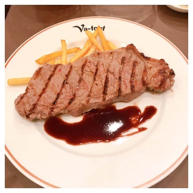 川口智美のインスタグラム：「仕事前のランチに、これを食べたから 力が漲りました🥩🥩 #vatout #axis #axisbill #steak #steaklunch #lunch #roppongi」