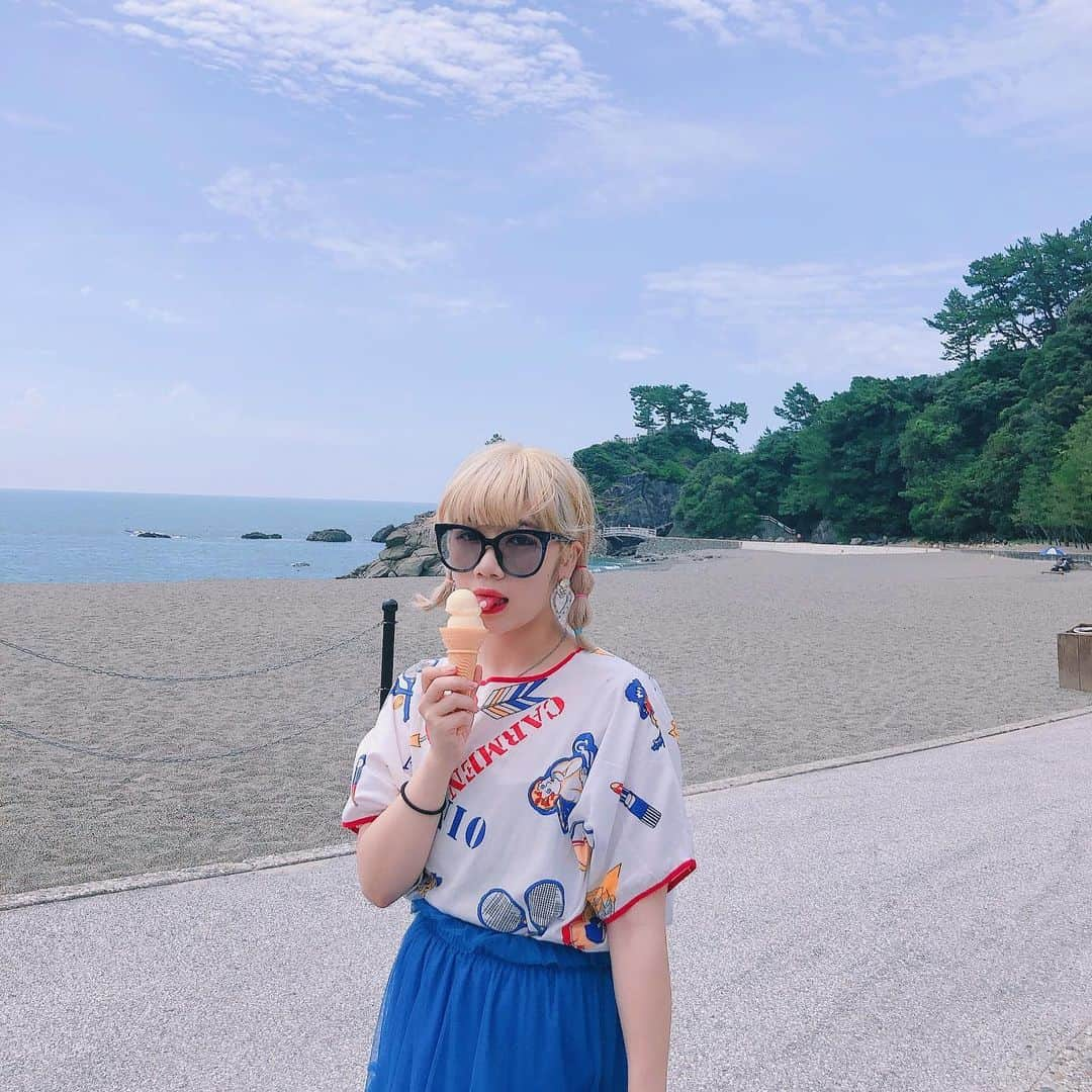 KARIN さんのインスタグラム写真 - (KARIN Instagram)「あちあちだよ、、 アイスがうまうま  #高知 #桂浜 #桂浜水族館」7月26日 23時58分 - karin.tempurakidz