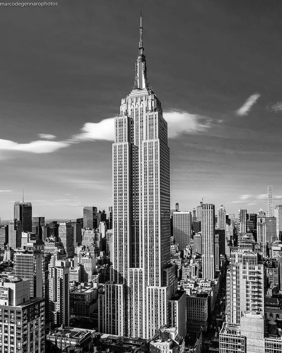 Empire State Buildingさんのインスタグラム写真 - (Empire State BuildingInstagram)「Ready to shoot your shot? 😉 . We mean that literally—take a pic of/from our building, and you could take home $5,000. Link in bio! 👆 . 📷: @marcodegennarophotos #EmpireStateBuilding」7月26日 23時59分 - empirestatebldg