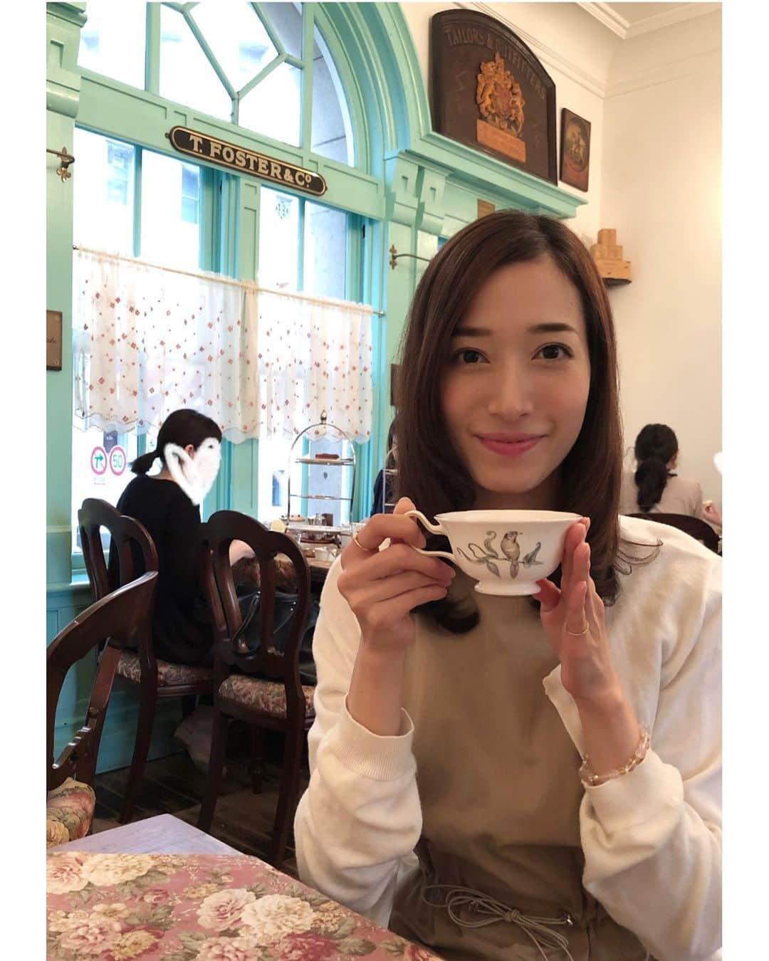 伶美うららさんのインスタグラム写真 - (伶美うららInstagram)「紅茶専門店にて アフタヌーンティーしました。  ダージリン&アッサムブレンドの "大大阪クラッシック" 爽やかな渋みと香りがとても美味しかったです♡ ティーカップも一つ一つデザインが違っておしゃれでした。  ホッと一息タイム♡ . #北浜レトロ #紅茶専門店 #久しぶり大阪っ♪」7月27日 0時00分 - urara_reimi