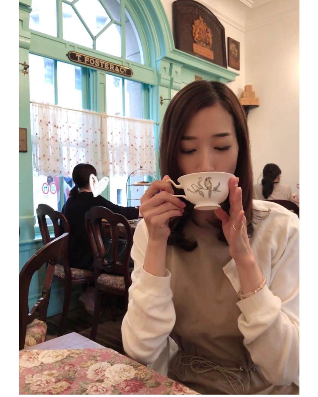 伶美うららさんのインスタグラム写真 - (伶美うららInstagram)「紅茶専門店にて アフタヌーンティーしました。  ダージリン&アッサムブレンドの "大大阪クラッシック" 爽やかな渋みと香りがとても美味しかったです♡ ティーカップも一つ一つデザインが違っておしゃれでした。  ホッと一息タイム♡ . #北浜レトロ #紅茶専門店 #久しぶり大阪っ♪」7月27日 0時00分 - urara_reimi