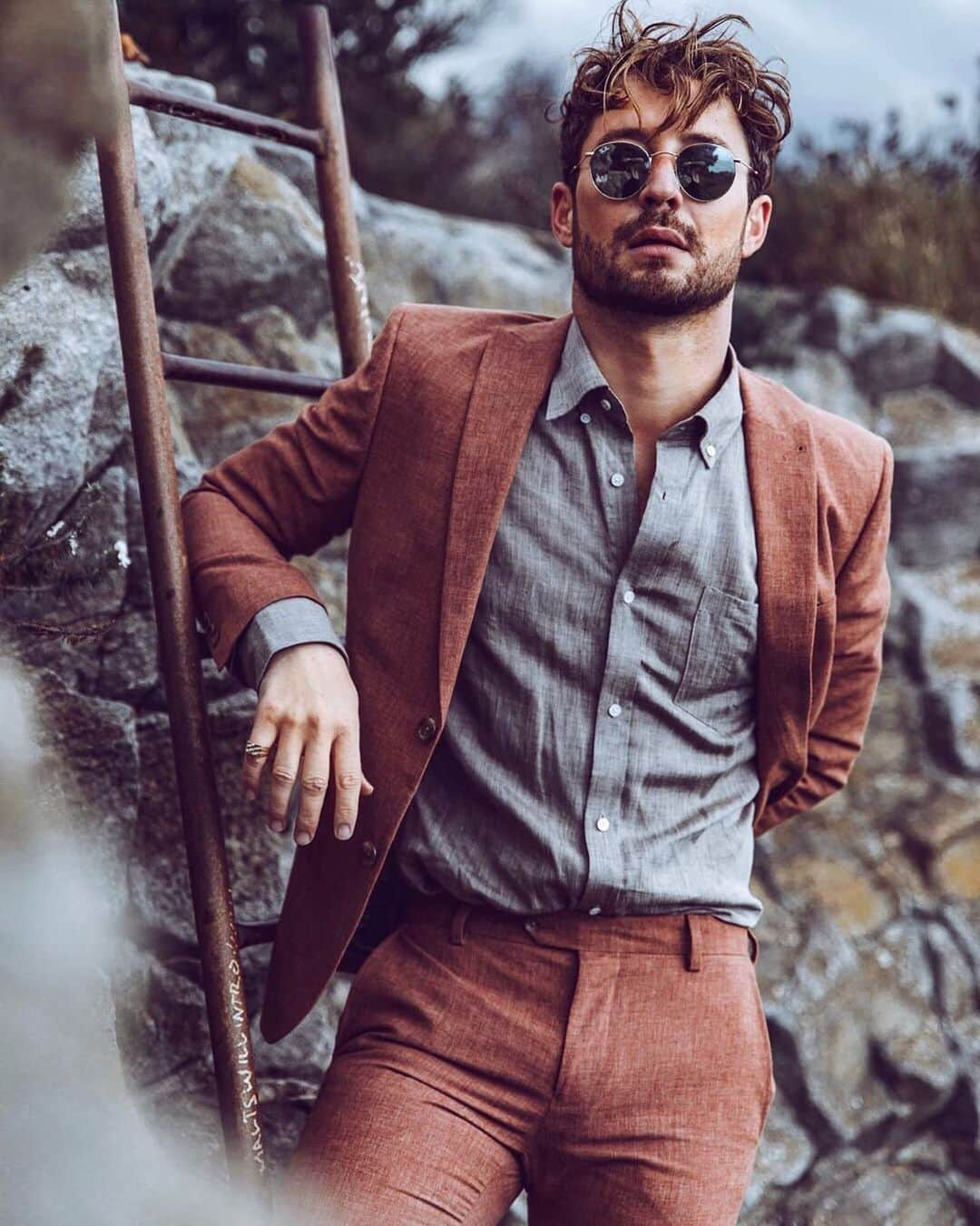 Nextさんのインスタグラム写真 - (NextInstagram)「Lightweight linen in statement shades = summer suiting, SORTED. ✅ Tap to shop @mrsimonhancock's look. 🔍Jacket: 344027 Trousers: 620760. #blogger #tailoring #summertailoring #casualtailoring #menswear #mensootd #menswear #nextmenswear #suiting」7月27日 0時10分 - nextofficial