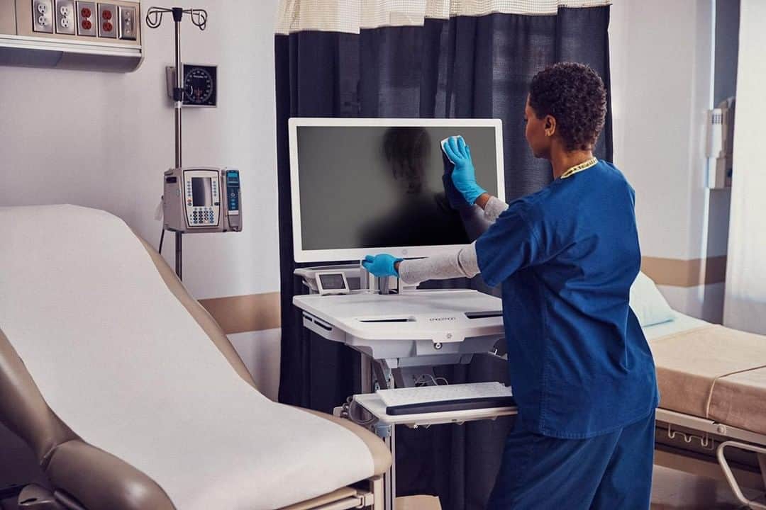 HP（ヒューレット・パッカード）のインスタグラム：「From C.diff to MRSA to Candida auris, nearly 1.7M patients come down with healthcare-acquired infections each year. Almost 100,000 of them die, according to @CDCgov. The surprising first line of defense is to clean and disinfect PCs in hospitals and doctor’s offices. [link in bio] 🏥 #healthcare #HAIs #disease #infections」
