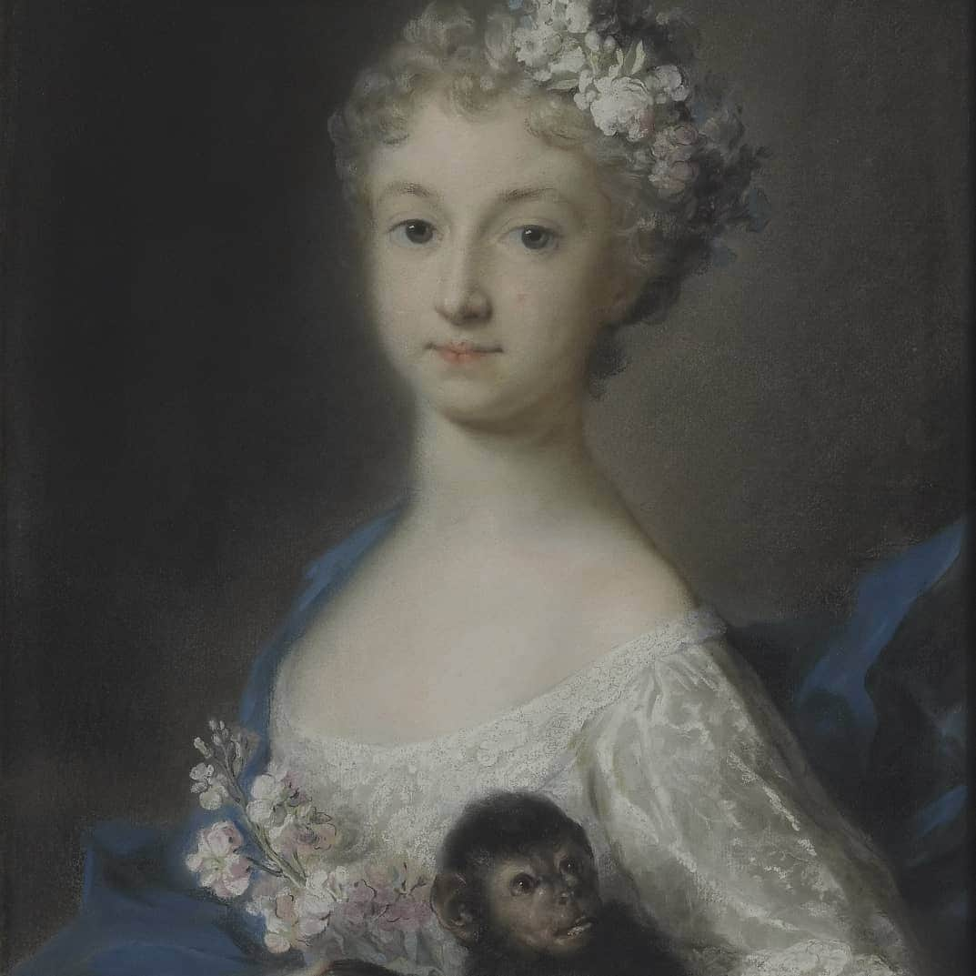 ルーブル美術館さんのインスタグラム写真 - (ルーブル美術館Instagram)「. 🇫🇷 Le vendredi c’est #LaModeAuLouvre ! - 🖼 Sur ce pastel de Rosalba Carriera (1675 - 1757), Antoinette Barbonne Thérèse Languet de Gergy, au teint pâle, porte son regard plein d’assurance sur sa portraitiste. - 👗 Ce portrait aux aspects bucoliques dépeint une Dame dans un vêtement d'apparat simple aux nombreux détails. La robe de soie blanche avec une encolure bâteau est bordée d’une fine dentelle blanche aux éléments fleuris. Le manteau de gaze bleue de la jeune dame lui recouvre délicatement l’épaule et retombe en bouillonné sur le dos du fauteuil. - 💐 Si la jeune femme ne porte aucun bijou de parure, la couronne de fleurs qu’elle porte fièrement est d’une remarquable constitution dans ses cheveux vaporeux et cendrés. Empreints de liberté ces roses boutons piqués, ces anémones bleues et ce brin de cerisier à grappe se marient à merveille et s'entremêlent dans la chevelure bouclée. - 🐒 La jeune Dame porte à bout de bras un petit singe distrait. Sa petite patte est posée sur le bout des doigts de sa maîtresse accompagnant le brin de fleur que celle-ci tient délicatement. - - - - 🌍 It’s #FashionFriday at the Louvre! - 🖼 On this pastel by Rosalba Carriera (1675 - 1757), Antoinette Barbonne Thérèse Languet de Gergy, with her pale complexion, looks at his portraitist with confidence. - 👗 This portrait with a bucolic aspect depict a Lady in a simple formal outfit with multiple details. The white silk dress with a boat neckline is lined with a fine white lace with flowery elements. The young lady's blue gauze coat delicately covers her shoulder and falls back in broth on the back of the chair. - 💐 If the young woman does not wear any jewellery, the crown of flowers she wears proudly is of a remarkable constitution in her vaporous and ashen hair. These pimpled roses, blue anemones and bird cherry blossom freely harmonize together and blend into her curly hair. - 🐒 The young Lady carries a small distracted monkey. Its little paw is placed on the tips of her mistress' fingers, accompanying the sprig of flower that she gently holds. - 📷 © Musée du Louvre / Martine Beck-Coppola . . . #Louvre #MuseeDuLouvre #LouvreMuseum #PastelsduLouvre」7月27日 0時03分 - museelouvre