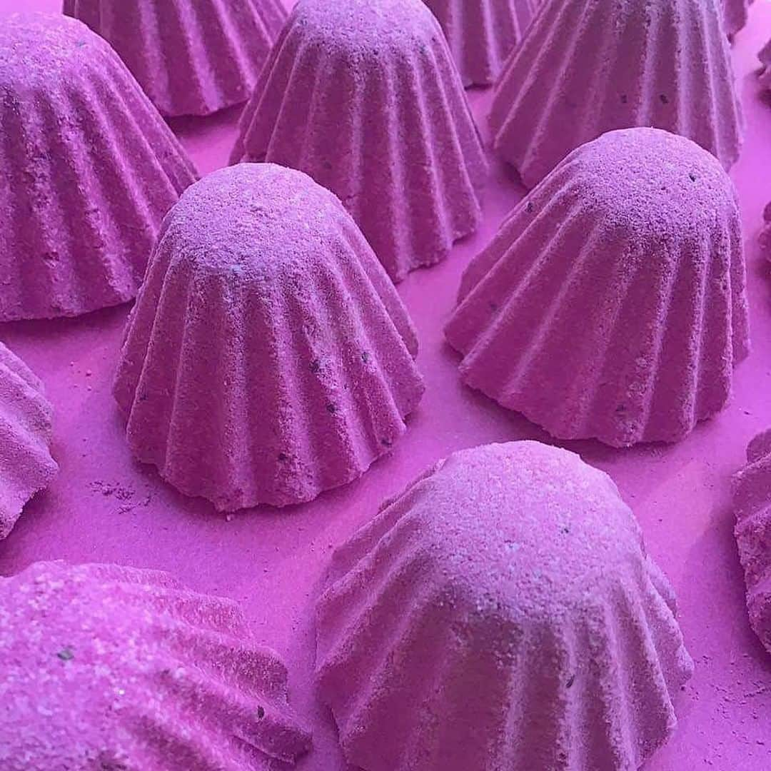 LUSH Cosmeticsさんのインスタグラム写真 - (LUSH CosmeticsInstagram)「Step into your Comfort Zone. This new aptly named packaging-free Shower Bomb creates fluffy clouds of cozy blackcurrant-scented froth. Hold it under running water, watch it expand, and clean your body with the foam. Link in bio to shop. 💜💕 / 📸: @itsallaboutthelush⁠ *⁠ *⁠ *⁠ *⁠ *⁠ #sustainable #handmade #eco #vegan #fairtrade #sustainability #green #gogreen #crueltyfree #sustainableliving #zerowaste #ethicallymade #ethical #handcrafted #sustainablecosmetics #vegancosmetics #vegansofig」7月27日 0時05分 - lushcosmetics