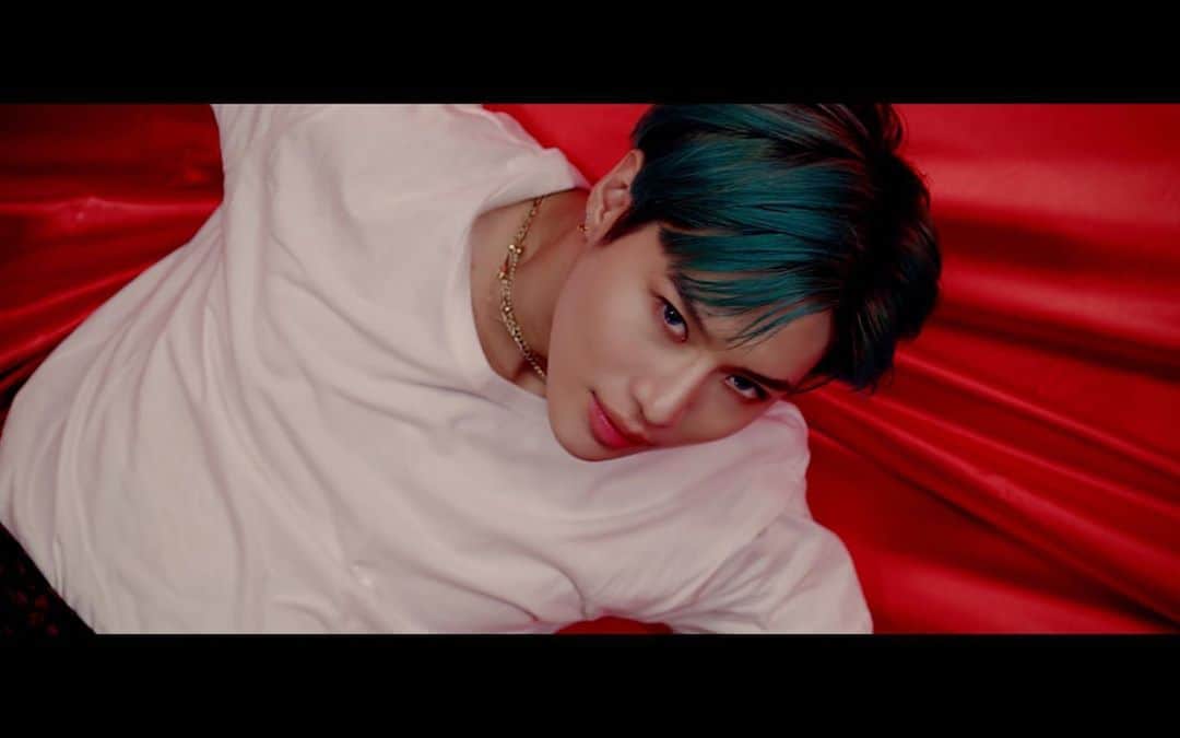 SHINeeのインスタグラム：「. テミンの新曲「Famous」Music Video公開！「Famous」デジタル配信もスタートしました♪ TAEMIN ”Famous” Music Video is out on YouTube! Check this out!! #TAEMIN #テミン #Famous」