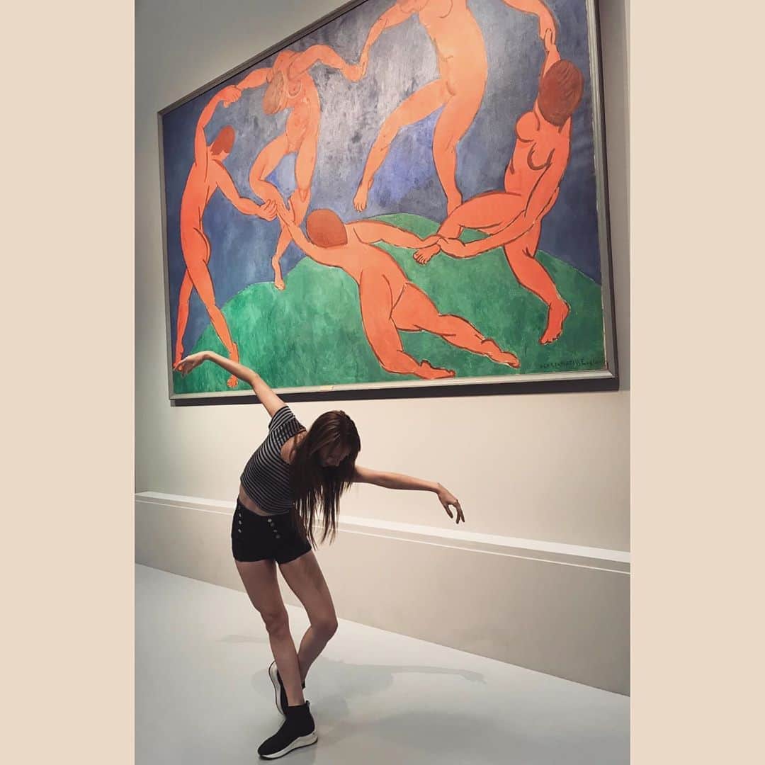 アンジェリーク・アバチキナのインスタグラム：「Картина «Танец Матисса»💃🏼🖼😅 Today I went to the Pushkin Museum to see the exhibition : Shchukin. Biography of a Collection. And honestly, it was soooooo amazing 😍 on top of the beautiful permanent collection, I could see  Monet , Cézanne, Gaugin, Matisse , and Picasso 😭🙏🏼🖼 Сегодня я посетила впервые  музей Пушкина , чтобы увидеть экспозицию «Щукин. Биография коллекции». Всем советую (Экспозиция до 15го сентября)👍🏼😊🖼👌🏼 #музей #музейпушкина #museum #monnet #gauguin #picasso #matisse #cezanne #expo #art #paintings #tableau #moscou #moscow #искусство #impressionism」