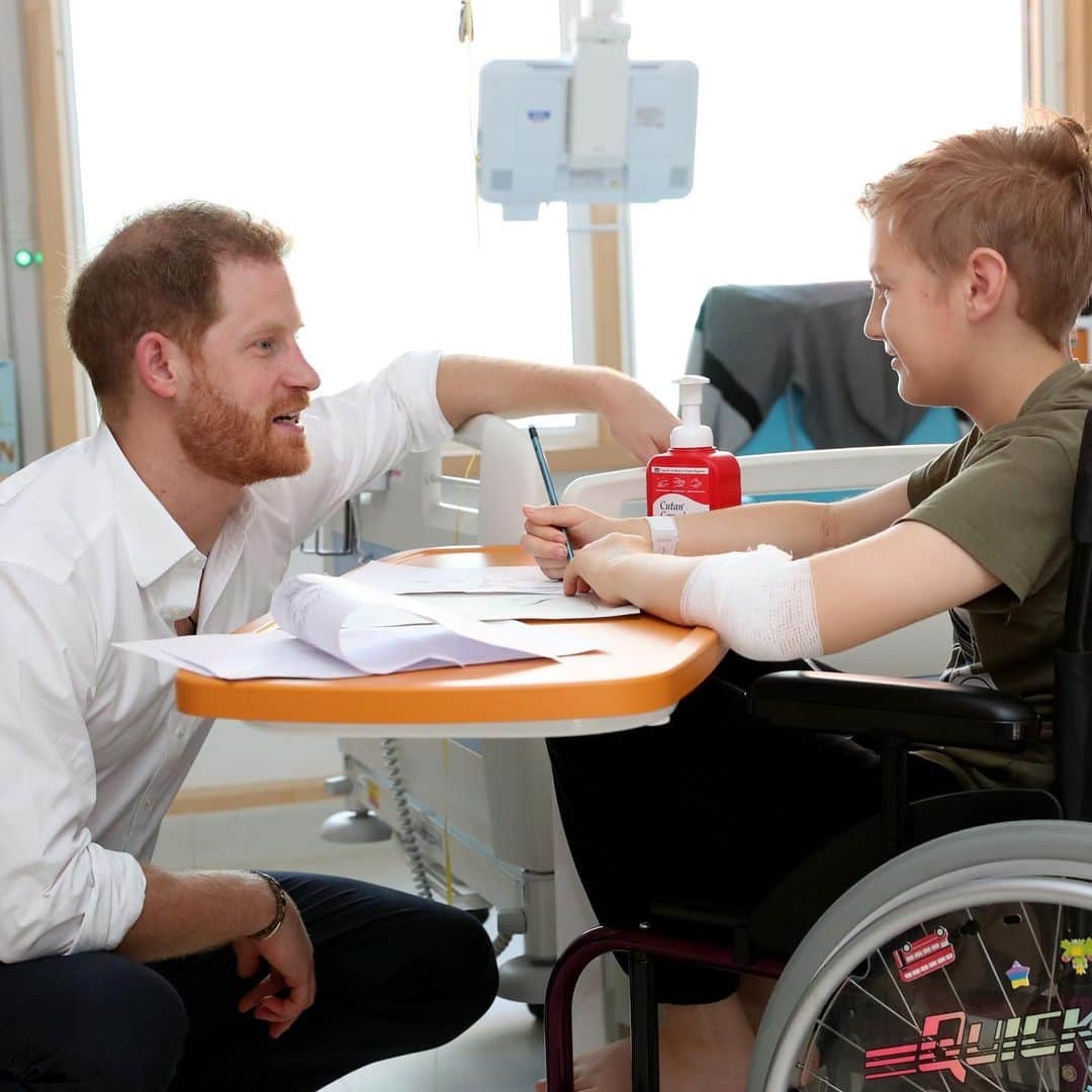 ロイヤル・ファミリーさんのインスタグラム写真 - (ロイヤル・ファミリーInstagram)「Yesterday The Duke of Sussex visited #Sheffield to open a new wing at @sheffieldchildrens Hospital, see how academics and students are using applied learning in teaching and research @sheffhallamuni and cheer on inspiring athletes at the Invictus UK Trials.  The Duke met patients and their families during a visit to Sheffield Children’s Hospital’s new 72-bed wing which he officially opened.  The wing includes four new wards, therapy rooms, a patient dining room, a parent relaxation room, a teen hangout room and Play Tower.  The next stop was to Sheffield Hallam University where The Duke learnt about academics and student's commitment to using applied learning to address challenges in society, from a Virtual Reality rehabilitation project, which uses technology to make it easier for amputees to train themselves to use prosthetic limbs to the development of innovative new technology to provide alerts and assistance to field staff working in inhospitable and dangerous parts of the world.  Lastly The Duke visited the Invictus UK Trials where he watched Wheelchair Basketball, Powerlifting and Swimming Competitors before meeting their friends and family.  The trials form part of the selection process for the team representing the UK at the forthcoming #invictusgames The Hague 2020 which will see over 350 wounded, injured or sick servicemen and women compete in up to nine sports. 📷Press Association」7月27日 0時14分 - theroyalfamily