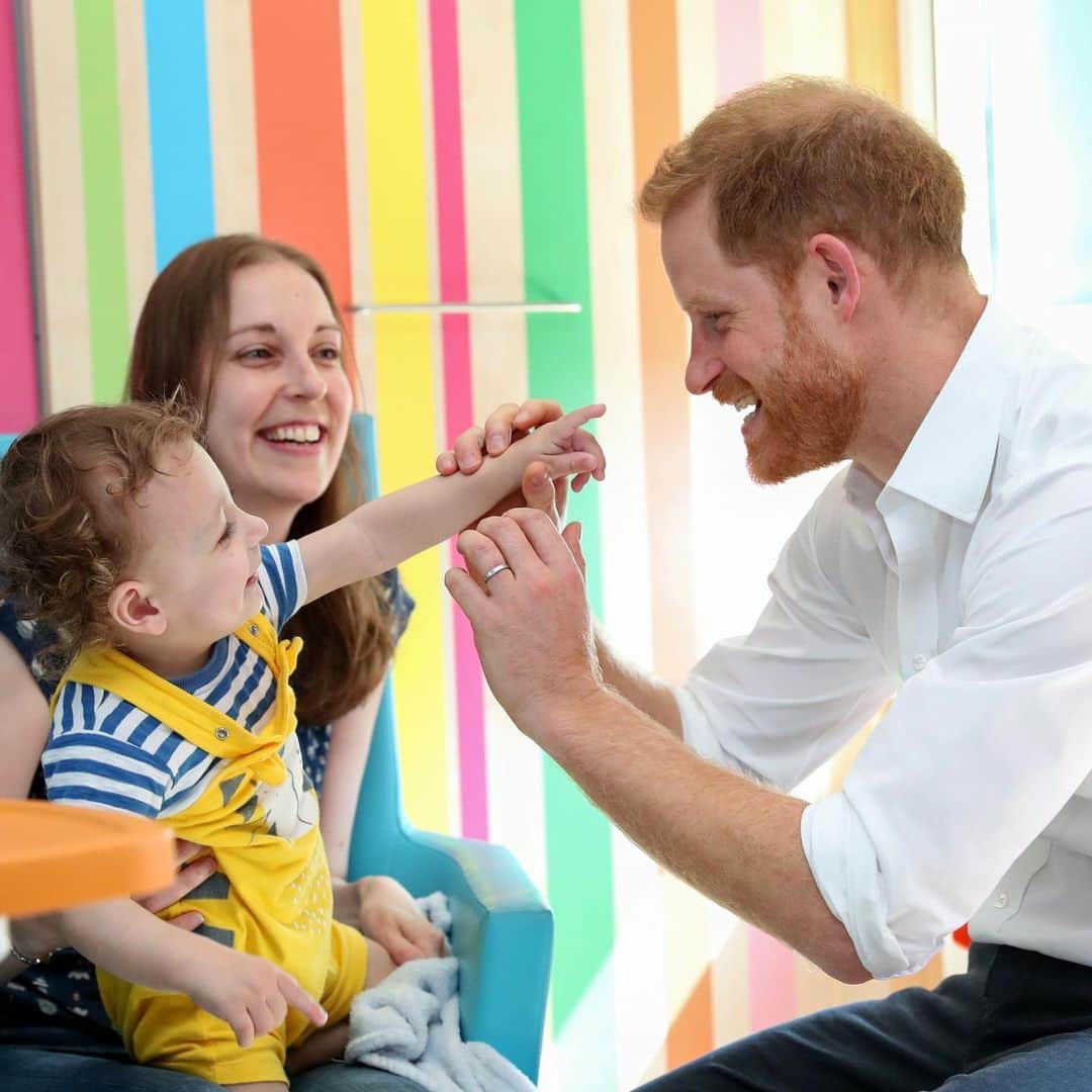 ロイヤル・ファミリーさんのインスタグラム写真 - (ロイヤル・ファミリーInstagram)「Yesterday The Duke of Sussex visited #Sheffield to open a new wing at @sheffieldchildrens Hospital, see how academics and students are using applied learning in teaching and research @sheffhallamuni and cheer on inspiring athletes at the Invictus UK Trials.  The Duke met patients and their families during a visit to Sheffield Children’s Hospital’s new 72-bed wing which he officially opened.  The wing includes four new wards, therapy rooms, a patient dining room, a parent relaxation room, a teen hangout room and Play Tower.  The next stop was to Sheffield Hallam University where The Duke learnt about academics and student's commitment to using applied learning to address challenges in society, from a Virtual Reality rehabilitation project, which uses technology to make it easier for amputees to train themselves to use prosthetic limbs to the development of innovative new technology to provide alerts and assistance to field staff working in inhospitable and dangerous parts of the world.  Lastly The Duke visited the Invictus UK Trials where he watched Wheelchair Basketball, Powerlifting and Swimming Competitors before meeting their friends and family.  The trials form part of the selection process for the team representing the UK at the forthcoming #invictusgames The Hague 2020 which will see over 350 wounded, injured or sick servicemen and women compete in up to nine sports. 📷Press Association」7月27日 0時14分 - theroyalfamily