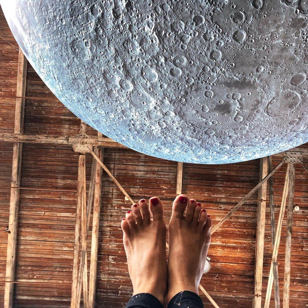 マリッサ・キャステリのインスタグラム：「A little yoga before the blessing of the fleet 10miler! . . . . . . *#10miler #yogaunderthemoon #museumofthemoon #waterfireprovidence #runningmotivation」