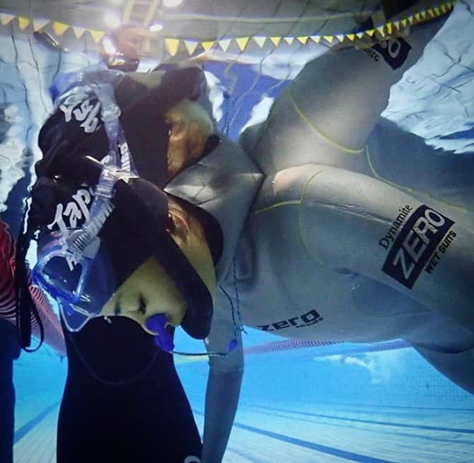 福田朋夏さんのインスタグラム写真 - (福田朋夏Instagram)「久々にフリーダイビングの楽しさを感じています。今まで海ばかりでスタティックもダイナミックも自信がなかったけど、やってみるとたのしいなあ✨✨✨ また一からフリーダイビングを練習したくなった😊 #freediving #apnea #sta #pool #training # @zero_wetsuits @aqualungdivers @yamamotowetsuits @diveshop_truenorth」7月27日 0時16分 - tomoka_fukuda