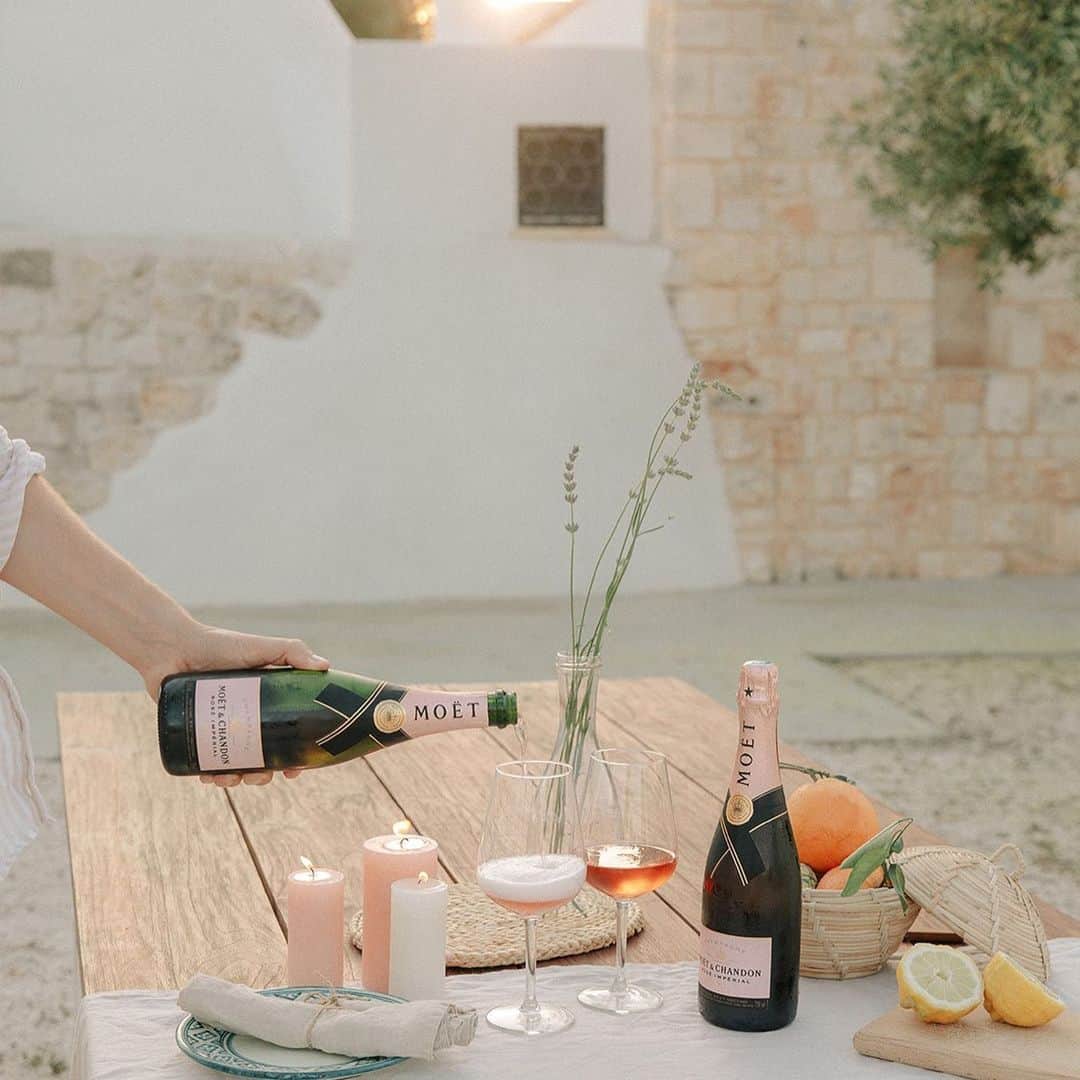 Moët & Chandon Officialさんのインスタグラム写真 - (Moët & Chandon OfficialInstagram)「A fruity sip as the sun sets. Picture by @morganelay #MoetMoment #MoetRose #Champagne . This material is not intended to be viewed by persons under the legal alcohol drinking age or in countries with restrictions on advertising on alcoholic beverages. ENJOY MOET RESPONSIBLY」7月27日 0時27分 - moetchandon