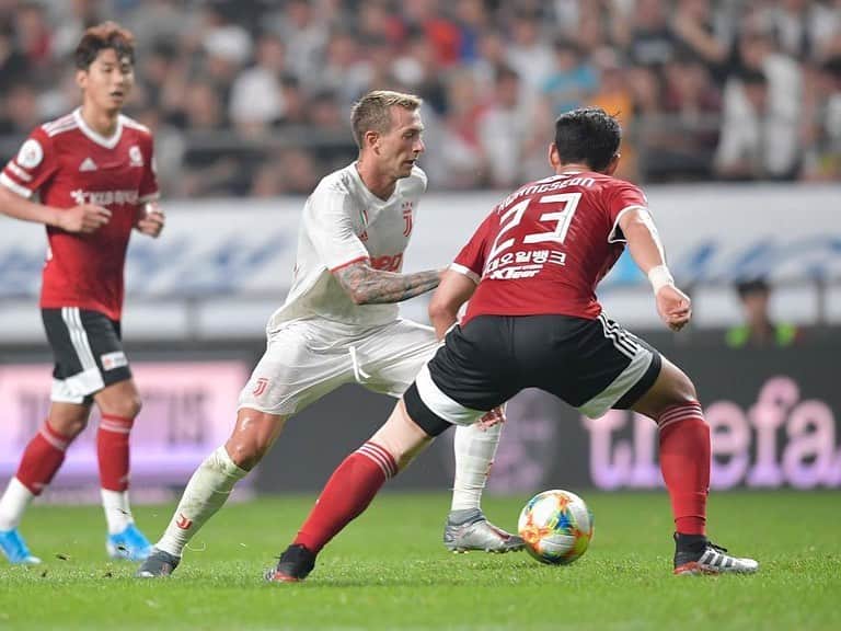 フェデリコ・ベルナルデスキのインスタグラム：「Friendly match in Seul 😃🇰🇷#teamkleaguejuve #ForzaJuve #liveahead」