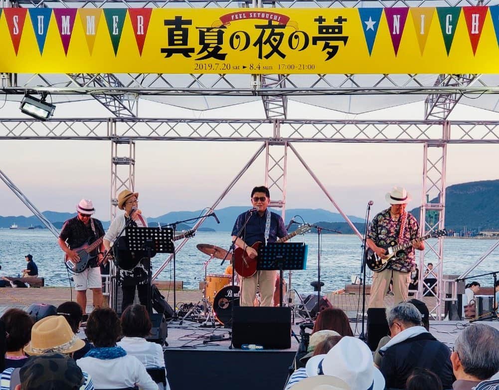 平井卓也さんのインスタグラム写真 - (平井卓也Instagram)「Setouchi Summer Night Festival 2019 のステージでエレクションズとして演奏しました。海をバックに気持ち良いステージ、最高でした。また、観客の皆さんが一緒に歌ってくれて感激しました。ありがとうこざいました。音楽は最高です！#平井卓也 #エレクションズ #瀬戸内国際芸術祭」7月27日 0時28分 - hiratakuchan0125