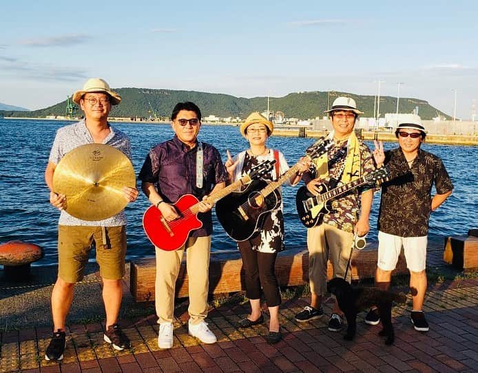 平井卓也さんのインスタグラム写真 - (平井卓也Instagram)「Setouchi Summer Night Festival 2019 のステージでエレクションズとして演奏しました。海をバックに気持ち良いステージ、最高でした。また、観客の皆さんが一緒に歌ってくれて感激しました。ありがとうこざいました。音楽は最高です！#平井卓也 #エレクションズ #瀬戸内国際芸術祭」7月27日 0時28分 - hiratakuchan0125