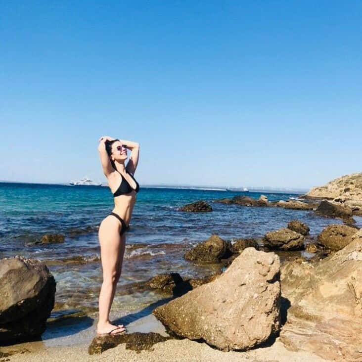 Merve Boluğurのインスタグラム：「Güneşi gülüşüne nasıl sığdırdın🔥🔥 📷@katicoban」