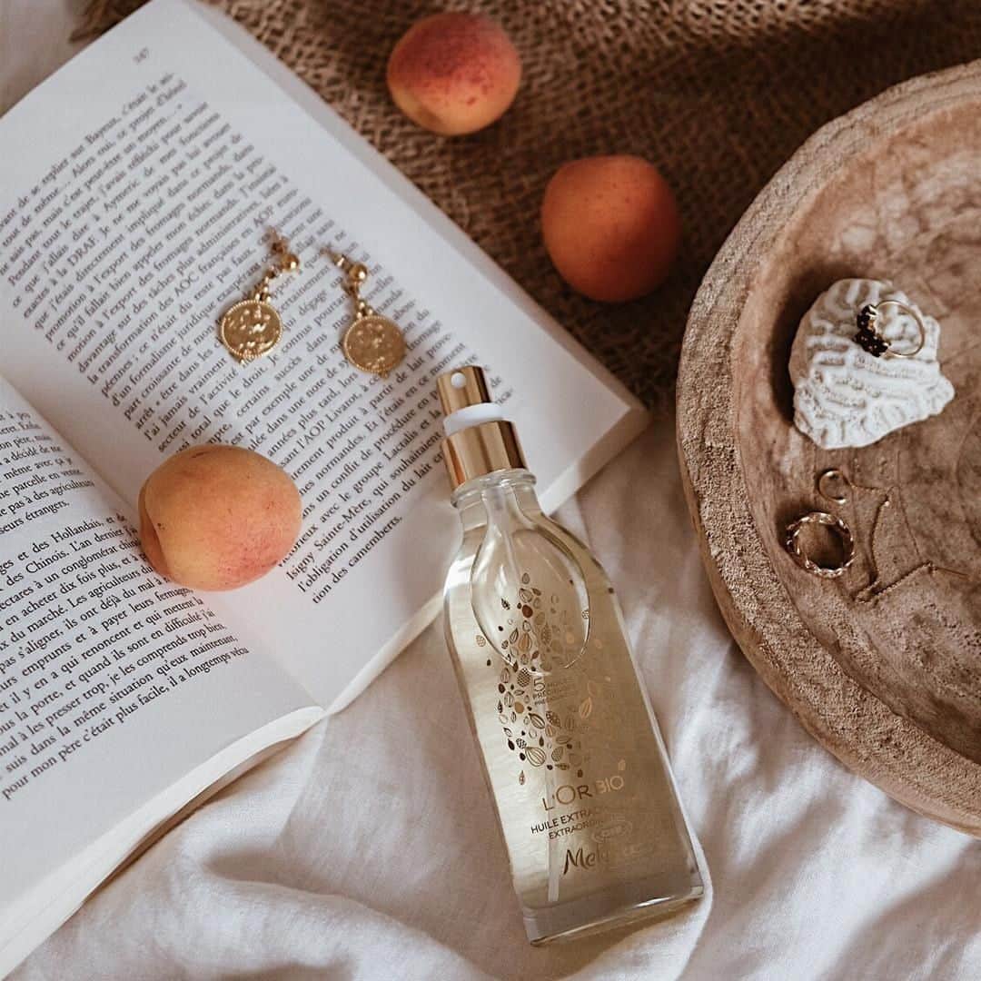 Melvita Officialのインスタグラム：「Envie de voyager ? Mais vous n’arrivez pas à vous décider sur la destination ? 🌍⠀ L’Huile Extraordinaire l’Or Bio vous transporte loin de chez vous avec ses 5 ingrédients des 4 coins du monde : L'Huile d'Argan du Maroc, l'Huile de Kendi d'Indonésie, l'Huile d'Inca Inchi du Pérou, l'Huile de Buriti du Brésil, l'Huile de Pracaxi d'Amazonie ⠀ ⠀ Qu’attendez-vous pour vous évader ? ✈️⠀ Merci à @chloeandyou pour cette jolie photo⠀ ⠀ #Melvita #cosmetiquesbio #argan #huileextraordinaire #travel #evasion #vacances #summer」