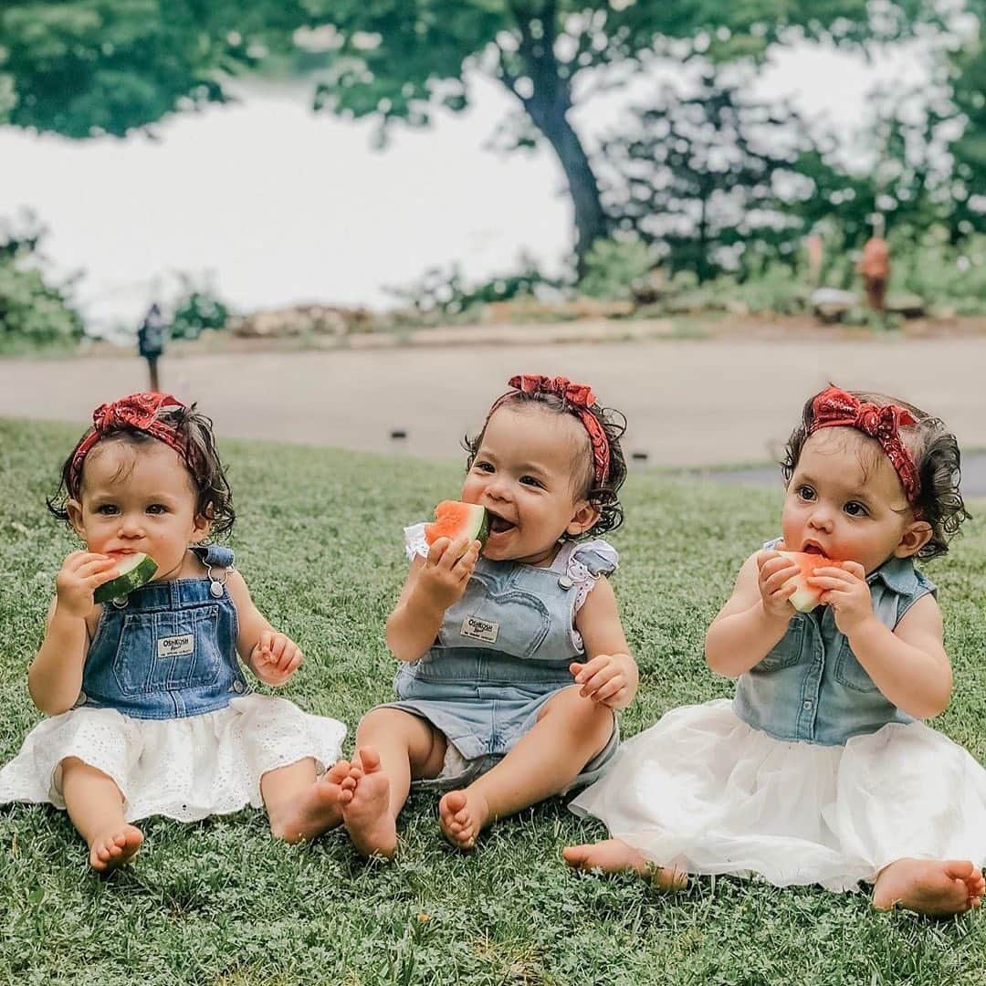 オシュコシュさんのインスタグラム写真 - (オシュコシュInstagram)「These summer-loving #oshkoshkids are one in a melon! 🍉 #welovesummer #worldsbestoveralls #babybgosh 📷: @my.life.with.triplets」7月27日 0時29分 - oshkoshkids