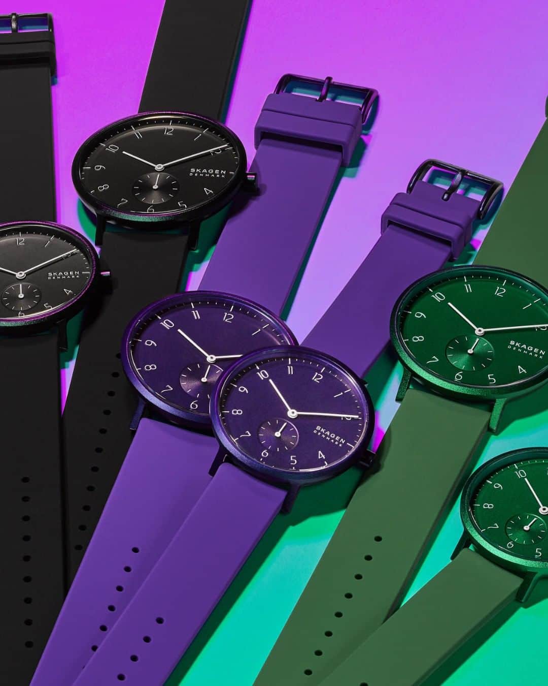 のインスタグラム：「Find your true north in this new collection inspired by the Aurora Borealis. Shop now via the link in bio. #SKAGENincolor . . . . . #newarrival #blackwatch #purplewatch #greenwatch #northernlights #auroraborealis #instawatch #watchoftheday #colorful」
