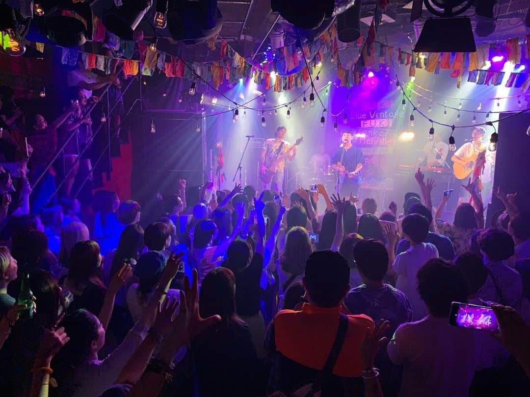 のインスタグラム：「ukulele singer KAIKI﻿ album｢Journey of life｣﻿ release partyのchillinでした！﻿ ﻿ Thank you for your coming!!﻿ 本当にたくさんの方々にお越しいただき、﻿ 終始最高にchillな時間になりました！﻿ ﻿ KAIKIくんのアーティストとしての、いや、人としての全てが今日の素敵なchillinだったなって感じました🥺﻿ ﻿ chillin立ち上げからこのイベントを一緒にやってきたKAIKIくんは凄いスピードで素敵なアーティストになってて、間違いなく僕らをもっともっと素敵な景色へと連れてってくれます😃✨﻿ ﻿ これからも、本当によろしくねbro!!﻿ love u toooooo✨﻿ #chillin #ブエチリ #VUENOS #SHIBUYA #KAIKI #BlueVintage #FREAK #sankara #FUKI #Melville #KYOHEY」