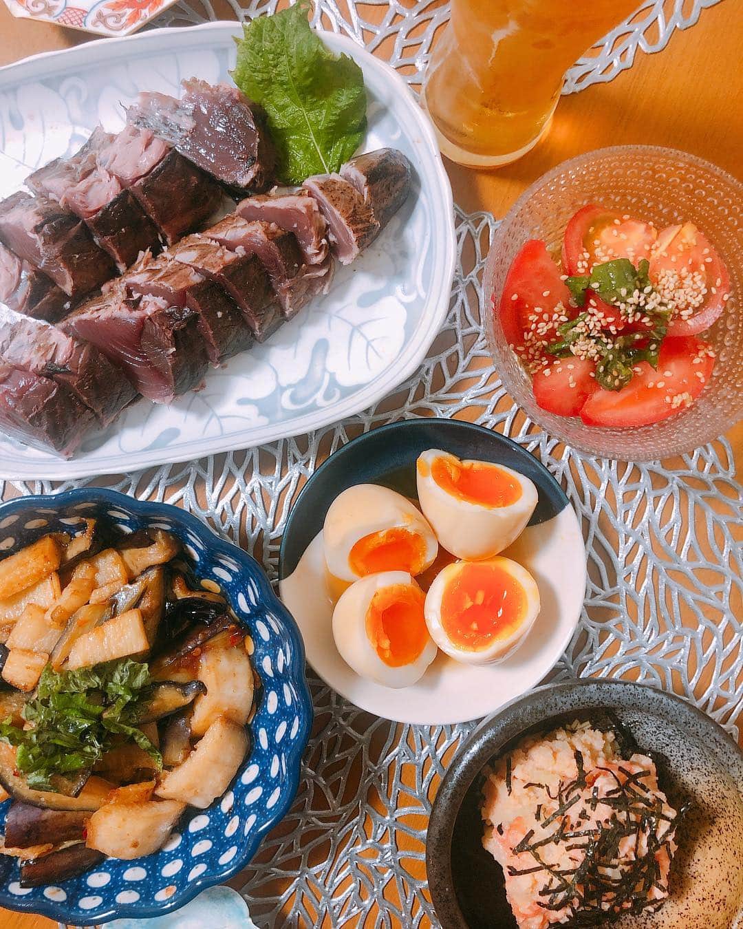 阿部優貴子のインスタグラム：「家で飲みたかった日🥰✌️ふるさと納税で届いた、カツオの藁焼きをメインに自宅居酒屋🍺 ✔︎カツオの藁焼き ✔︎煮卵 ✔︎長芋とナスのピリ辛揚げ浸し ✔︎トマトの香味だれ ✔︎明太子ポテトサラダ なんだかんだ家飲みって最高。🙌 * #週末ごはん #あべゆきごはん #自宅居酒屋 #ビールに合う料理  #おつまみ #ふるさと納税」
