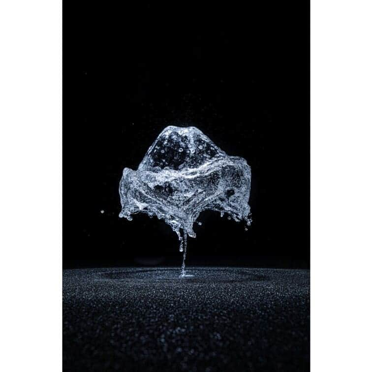 テート・ギャラリーさんのインスタグラム写真 - (テート・ギャラリーInstagram)「💧 In Olafur Eliasson's Big Bang Fountain the viewer sees water pumped upwards in bursts and illuminated by a slow flashing light. The light catches the water in the air, freezing the bursts in frenzied and globular forms. Rather than experiencing the entire journey of the water, viewers can only glimpse the final moment of each burst, a mesmerising series of abstract forms. Experience the captivating work of #OlafurEliasson in tonight's environment-focused Uniqlo #TateLates which takes inspiration from the artist's newly opened exhibition.  Tonight's Uniqlo #TateLates includes pop-up talks about everyday eco-activism, artist discussions around sustainability and a climate change speed date drop-in. We've gone paperless with this month's programme but you can find the online version by clicking the link in our bio 🌍 Other ways we've gone green🍃 include: reusable, washable cups for visitors instead of single use plastic, plastic-free food and drink packaging to feed tonight's artists, staff and DJs, biodegradable crisp packets, reusable Tate water bottles for artists plus our new water fountain outside Tate Modern for visitors to re-fill instead of purchasing plastic. We'll be reviewing and updating our green practices every month. This is just the beginning!  Big Bang Fountain 2014, on display in @StudioOlafurEliasson's major exhibition at Tate Modern (tickets are £10 from 6-10pm tonight.) 💧」7月27日 0時38分 - tate