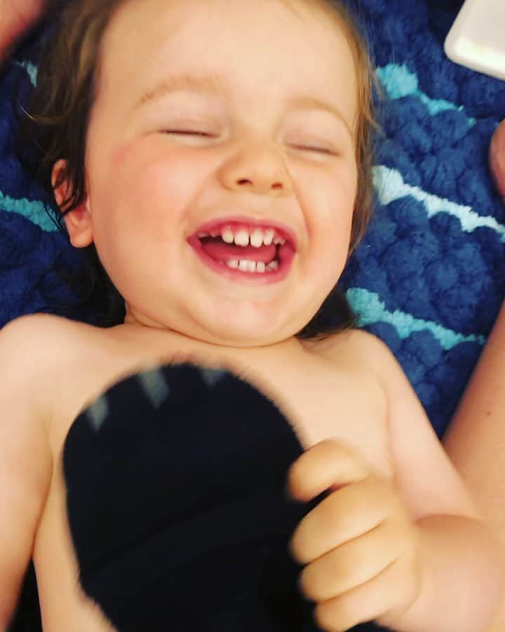 クリスティン・ヒルデブランドのインスタグラム：「Friday and my favorite video of all time ❤️😂❤️」