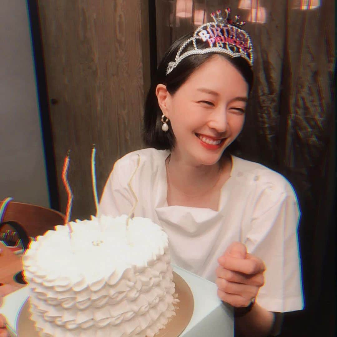 イ・ヒョニさんのインスタグラム写真 - (イ・ヒョニInstagram)「🎉 아직도 생일이 아니라는 놀라운 사실... 나의 특별한 사람들💜 #생일주간 #많은걸공유하는사이 #감사합니다 #사랑해용 #방탈출 #레트로 #콘서트 #작업실 🎂🎉💕」7月27日 0時48分 - lee.hyunyi