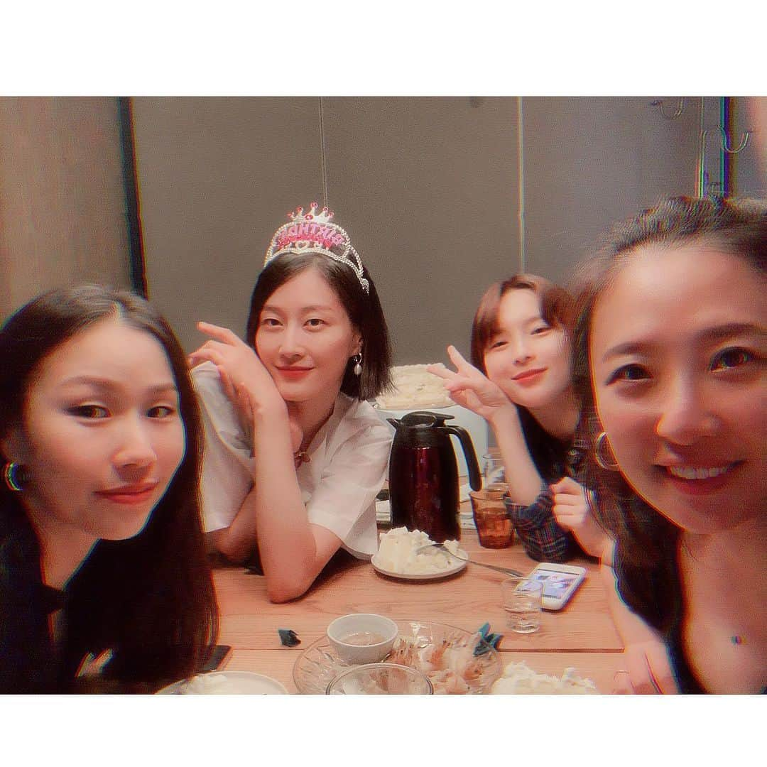 イ・ヒョニさんのインスタグラム写真 - (イ・ヒョニInstagram)「🎉 아직도 생일이 아니라는 놀라운 사실... 나의 특별한 사람들💜 #생일주간 #많은걸공유하는사이 #감사합니다 #사랑해용 #방탈출 #레트로 #콘서트 #작업실 🎂🎉💕」7月27日 0時48分 - lee.hyunyi