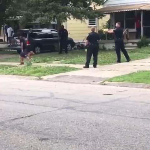 のインスタグラム：「Repost from @karmagawa ⚠WARNING GRAPHIC IMAGES⚠ Detroit police officers shot and killed a poor dog while arresting his owner on two felony warrants for aggravated assault and domestic violence. The cops tasered the dog’s owner twice, but the tasers do not seem to affect him until he lets go of the leash at which point the dog barks at the police officers and they shot him 7 times with a taser. The police claim the dog was “coming towards the officer aggressively”, but to us it looks like the dog was just barking, protecting its owner and then trying to run away while he got shot. What do you think? We hate posting videos like this, but we MUST each do our part to share them to help prevent situations like from happening again and make police officers think twice before hurting innocent animals like this. It’s sadly too late for this poor dog, but please leave a comment below with your thoughts, and also share this video with your followers and tag people who need to see it and let’s use our social media to help protect dogs, and all innocent animals, from enduring painful deaths like this in the future! #endanimalcruelty #savethedogs #karmagawa」