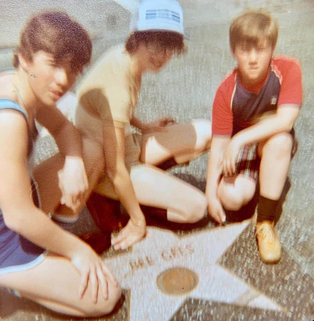 ケヴィン・スミスのインスタグラム：「Once upon a time in Hollywood. In the spring of 1979, my parents took nearly-nine-year-old me, my brother Donald, and my sister @virginia_in_vienna on a train trip to sunny California! As a big movie and TV fan, this was Heaven for me (though not *too* much Heaven, as the @beegees sang). 40 years later, I live in the Hollywood Hills, not far from the same area of the @hwdwalkoffame seen in this pic. And while I also still wear shorts around Hollywood (and everywhere else), I’ve long-since abandoned socks. It only took me a few decades to go from visitor to resident, so be careful where you bring your kids on family vacations: it could shape the rest of their lives. #KevinSmith #hollywood #walkoffame #1979」