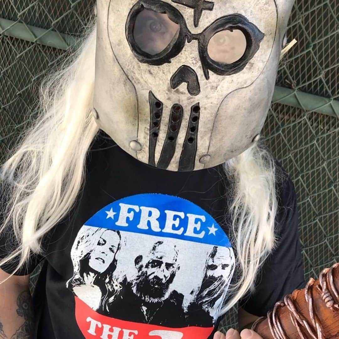 ロブ・ゾンビさんのインスタグラム写真 - (ロブ・ゾンビInstagram)「Get your FREE THE THREE shirts now at www.halloweentownstore.com !!!! #threefromhell #3fromhell #robzombie #thedevilsrejects #halloweentown」7月27日 0時52分 - robzombieofficial