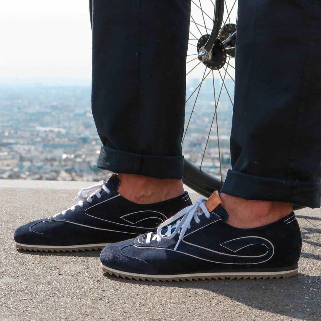 コルテさんのインスタグラム写真 - (コルテInstagram)「Taking a well-deserved break to admire Paris from Montmartre... A few shots of Florian Rousseau in his navy suede Eddy sneakers ⭐️ • • #Corthay #Paris #Eddy #Sneakers #Bike #TheFinestShoes  #LaCouleurCestCorthay」7月27日 1時02分 - maison_corthay