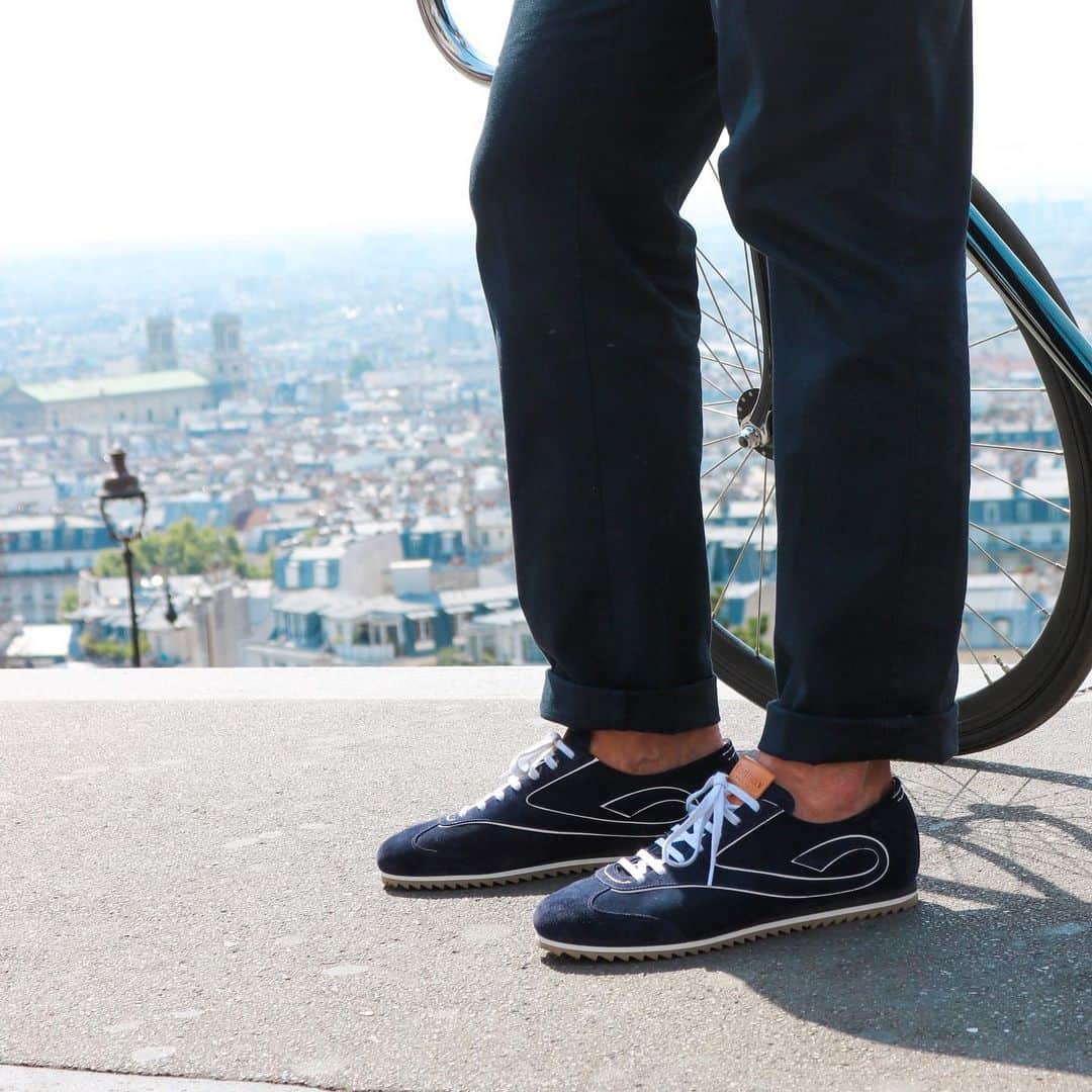 コルテさんのインスタグラム写真 - (コルテInstagram)「Taking a well-deserved break to admire Paris from Montmartre... A few shots of Florian Rousseau in his navy suede Eddy sneakers ⭐️ • • #Corthay #Paris #Eddy #Sneakers #Bike #TheFinestShoes  #LaCouleurCestCorthay」7月27日 1時02分 - maison_corthay