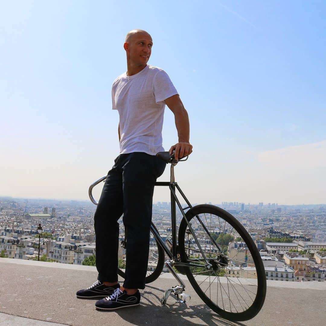 コルテさんのインスタグラム写真 - (コルテInstagram)「Taking a well-deserved break to admire Paris from Montmartre... A few shots of Florian Rousseau in his navy suede Eddy sneakers ⭐️ • • #Corthay #Paris #Eddy #Sneakers #Bike #TheFinestShoes  #LaCouleurCestCorthay」7月27日 1時02分 - maison_corthay
