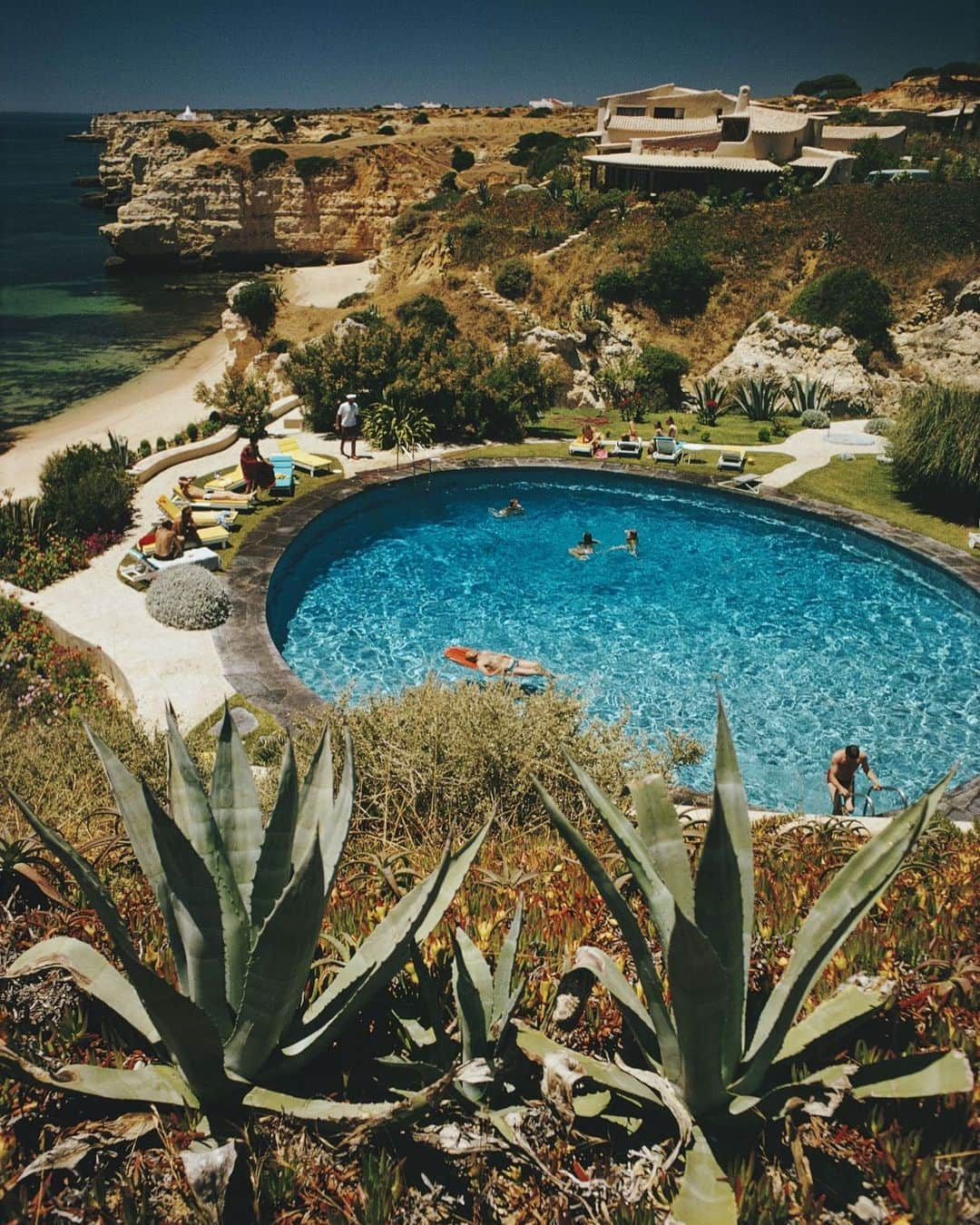 Vogue Parisさんのインスタグラム写真 - (Vogue ParisInstagram)「From the Fifties to the Seventies, Slim Aarons travelled the world, shooting the most glamorous people and places like this envy-inspiring pool at the Algarve Hotel in Portugal. Where are you going this summer? #SlimAarons #Portugal」7月27日 1時03分 - voguefrance