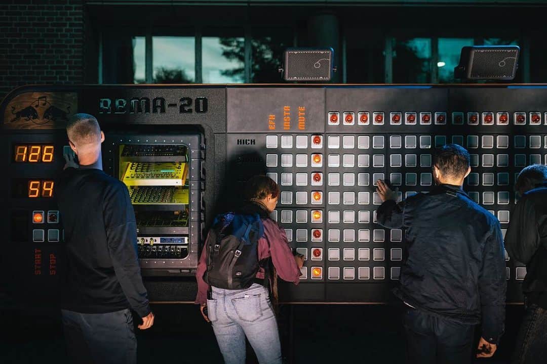 Red Bull Music Academyのインスタグラム：「Team building exercise ⠀⠀⠀⠀⠀⠀⠀⠀⠀ Bring all your friends when RBMA-20, the world’s largest sequencer, is in town. ⠀⠀⠀⠀⠀⠀⠀⠀⠀ 📷: @kasiazacharko ⠀⠀⠀⠀⠀⠀⠀⠀⠀ #DrumMachine #DrumMachines #RBMA20 #RBMA」