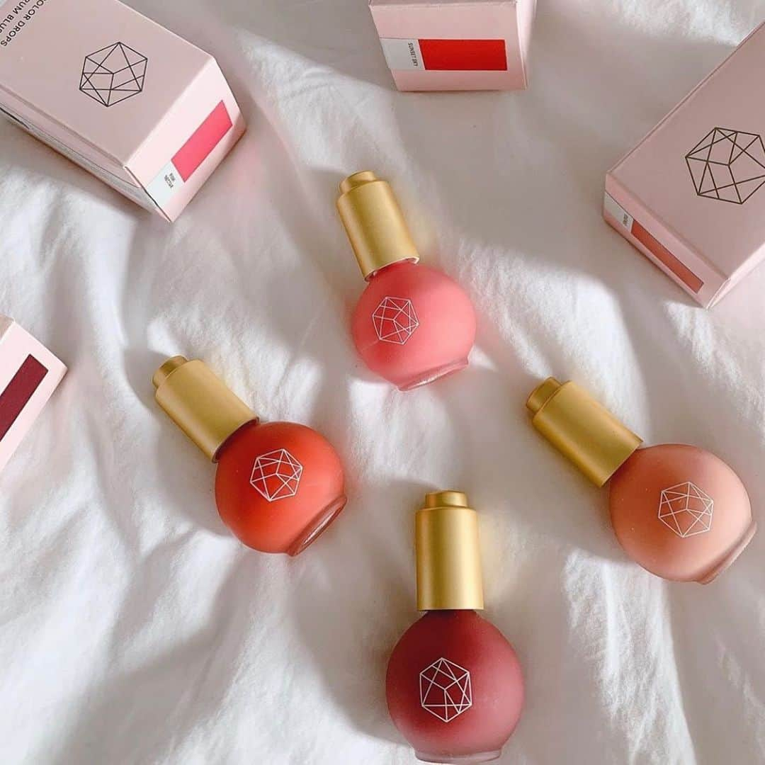 ミシェル・ファンさんのインスタグラム写真 - (ミシェル・ファンInstagram)「Wow, @emcosmetics Serum Blush legit sold out 😱 Sometimes brands will keep a little inventory so that it sells out faster, creating hype. Honestly, that wasn’t our strategy at all. We had a lot in stock, and didn’t anticipate selling out so fast. We are restocking in a few weeks, they’re being shipped from Italy. I’ll keep you posted on when Color Drops are back! I hope you love this formula and it becomes a staple in your beauty routine like it did for us. 📷- @tinasbeautytips」7月27日 0時57分 - michellephan