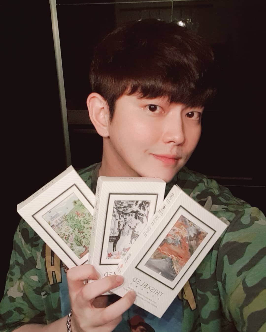 のインスタグラム：「#디스에이블드 #보조배터리 #폰케이스 발달장애인 예술가분들의  작품을 기반한 물건. 기분좋은 선물하려고 구매합니다♡」