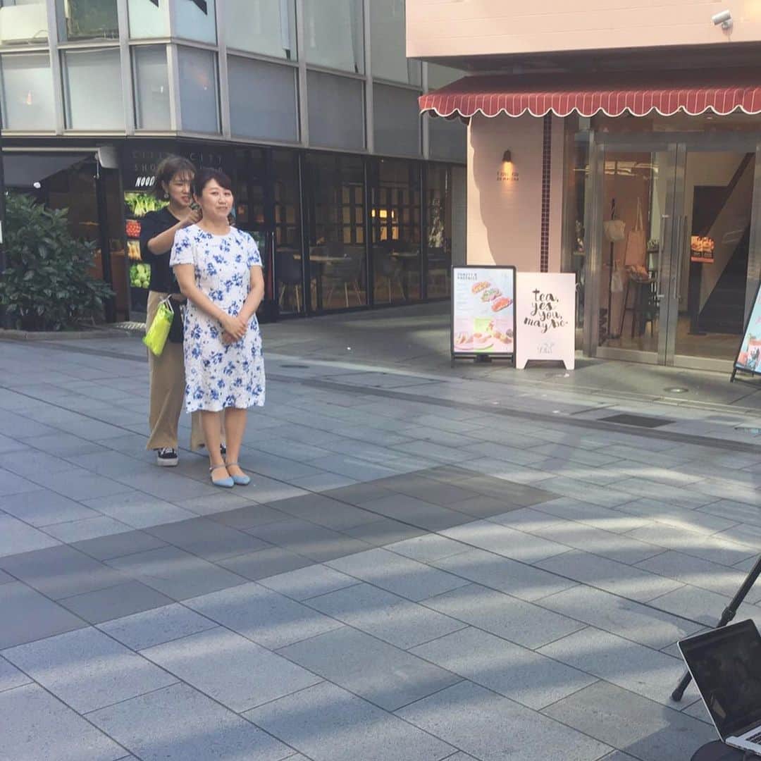 堀井亜生さんのインスタグラム写真 - (堀井亜生Instagram)「初めて外で撮影しました。  朝の表参道。  通りかかる方々。 有名人の撮影かなと期待させて、一般人でごめんなさい！」7月27日 0時58分 - aoi_horii