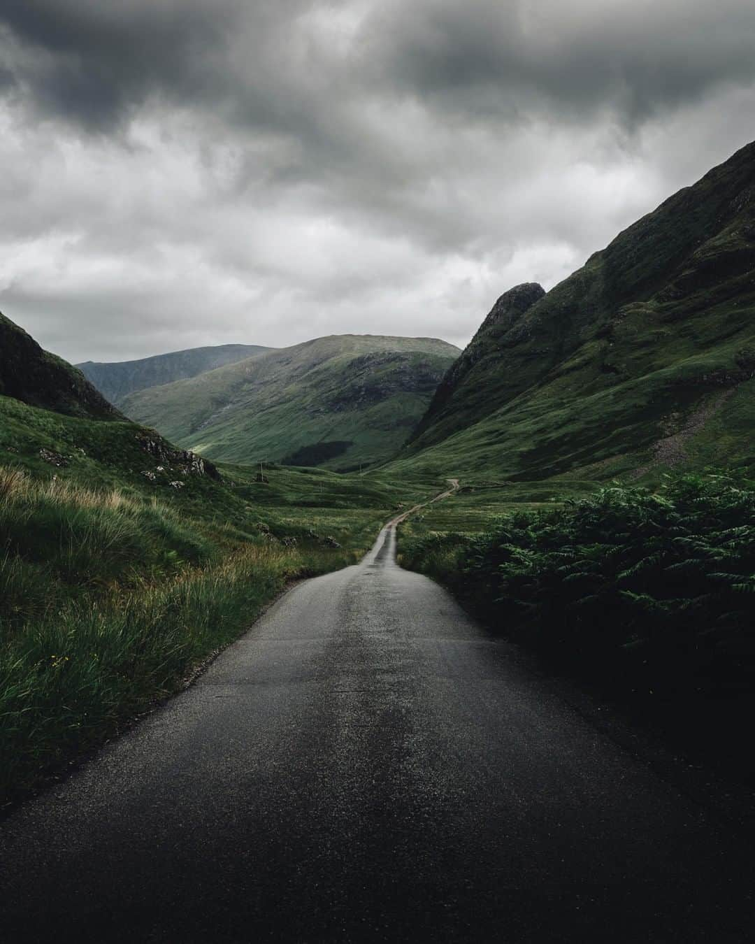 Fujifilm UKさんのインスタグラム写真 - (Fujifilm UKInstagram)「FEATURED PHOTOGRAPHER OF THE WEEK “The James Bond road. Thanks to one of the latest James Bond movies, this road has become quite popular with tourists….and for good reason. The landscape is beautiful and it’s full of rich textures and drama. As a result, if I ever drive through Glencoe, I often find myself taking a little detour down to Loch Etive, pulling over for some photographs along the way.” Image captured by @poetic_mouse with the GFX 50S!  GFX 50S | GF32-64mmF4 | F9 | ISO 400 | 1/500 sec  #Fujifilm #Fujifilmx_uk #GFX #GFX50S」7月27日 1時00分 - fujifilmuk