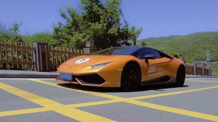 ランボルギーニのインスタグラム：「A journey through relax and driving pleasure. It’s our Lamborghini Giro in China: a 1000-km ride across wonderful places, a perfect celebration of some of the values we hold dear.  #Lamborghini #LamborghiniGiro #OnTheRoad #China」