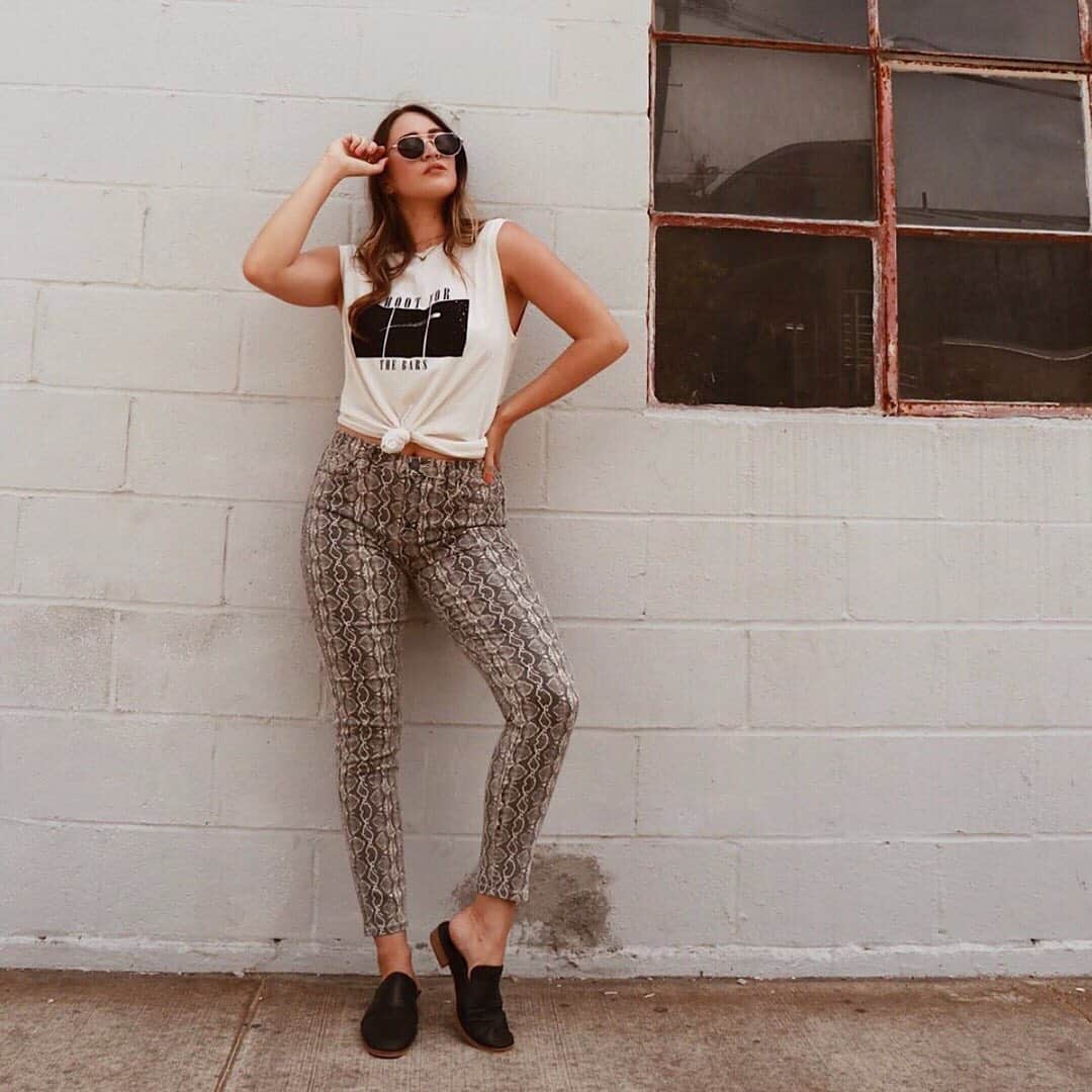のインスタグラム：「Shoot for the bars. Aka already planning after-work happy hour. 📷: @blissbandits #wildfox #beyondutopia #fall2019 #wildfoxtee #wildfoxtshirt #nightlife #stars #shootforthebars」