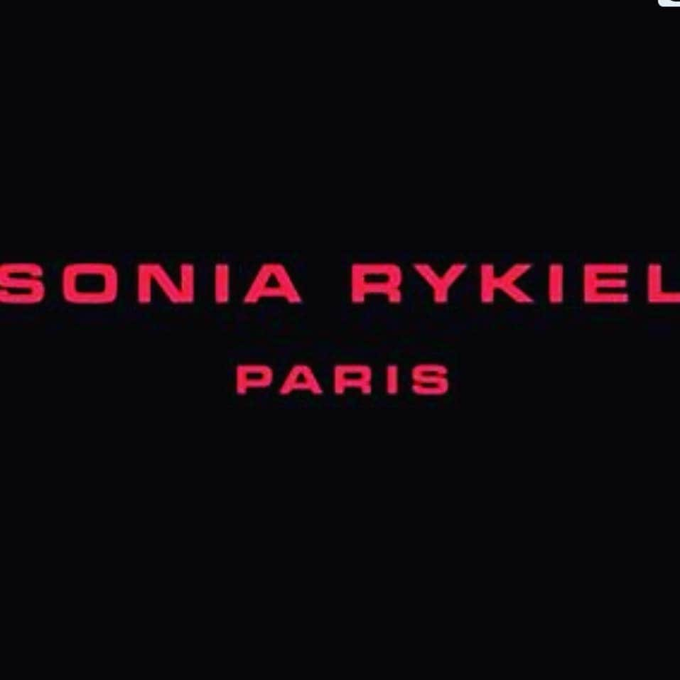 サラ・ジェシカ・パーカーさんのインスタグラム写真 - (サラ・ジェシカ・パーカーInstagram)「@soniarykiel closing immediately. "Its archives, intellectual property, and its stores in France will all be sold." Sob.  Weep. Dine on the memories. X,SJ I will even miss the high gloss scarlet red shelving in the stores.」7月27日 1時05分 - sarahjessicaparker