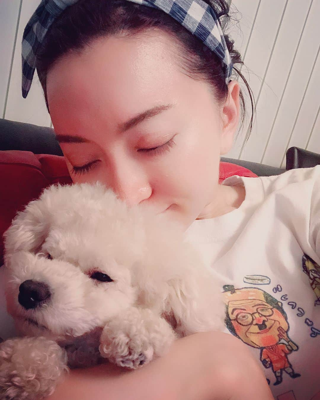 加藤綾菜さんのインスタグラム写真 - (加藤綾菜Instagram)「ロケ後に 愛犬と遊びました❤️ 台風くるみたいでカッパを着て自転車にのってDVD借りてきました✨ 明日は通信教育の食育アドバイザーの勉強します❤️ おやすみなさい😘 #着ている  #Tシャツの #癖が強い」7月27日 1時07分 - katoayana0412