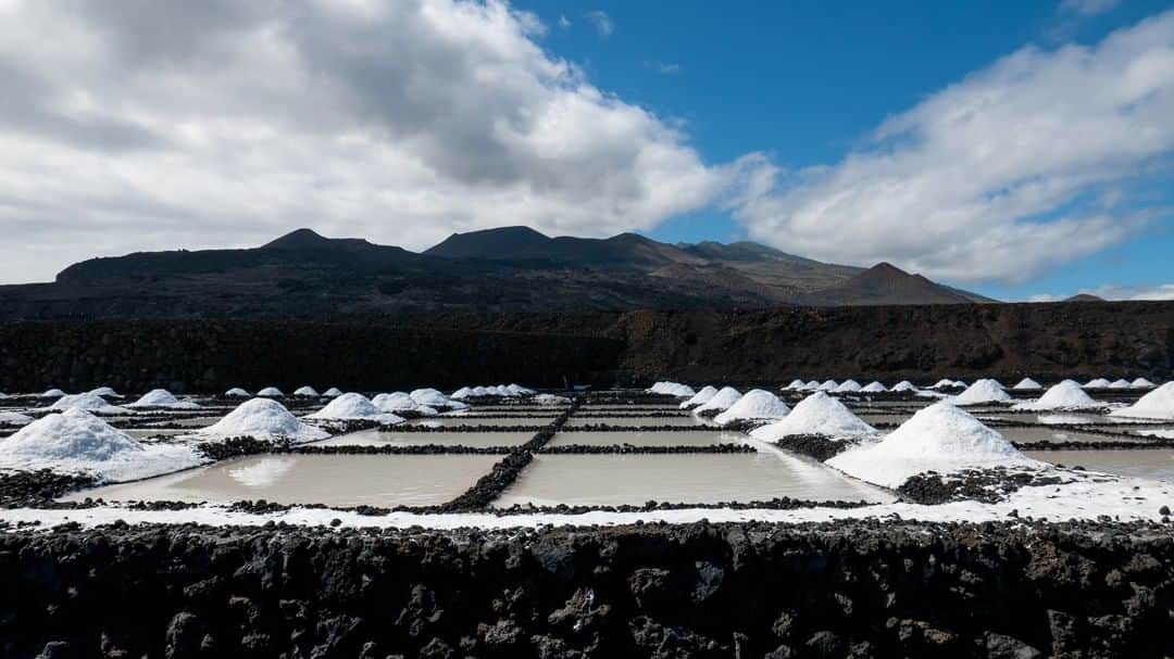 Rosetta Stoneさんのインスタグラム写真 - (Rosetta StoneInstagram)「"Cloudy skies, volcanoes and piles of high quality salt at the traditional salt mine of Fuencaliente. This beautiful mine sitting among volcanoes right by the Atlantic Ocean is an example of the beauty and richness that strong natural forces create as they evolve." 📷 🖊️ @murielrebora's latest #RosettaSessions in Spain . . . #Fuencaliente #volcano #Spain #salt #saltmine #volcanoes #Spanish #LearnSpanish #languages #learnlanguages」7月27日 1時09分 - rosettastone