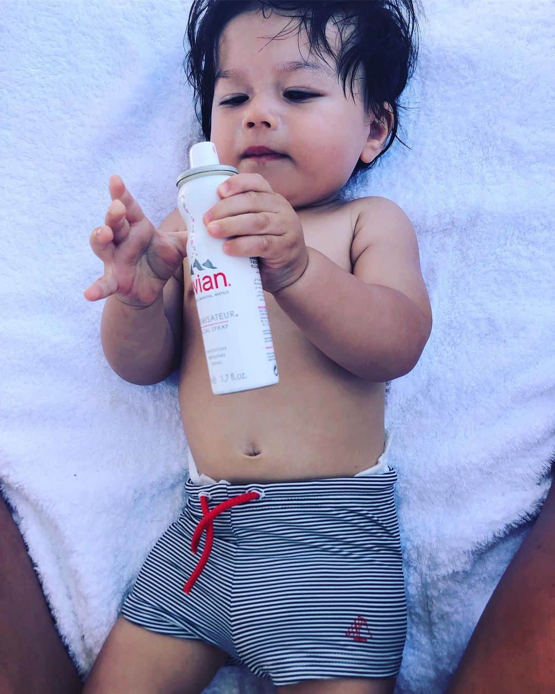 ミシェル・ブランチのインスタグラム：「When there’s a heat wave in France, you need a dip in Med and an Evian spritz 💦🇫🇷」