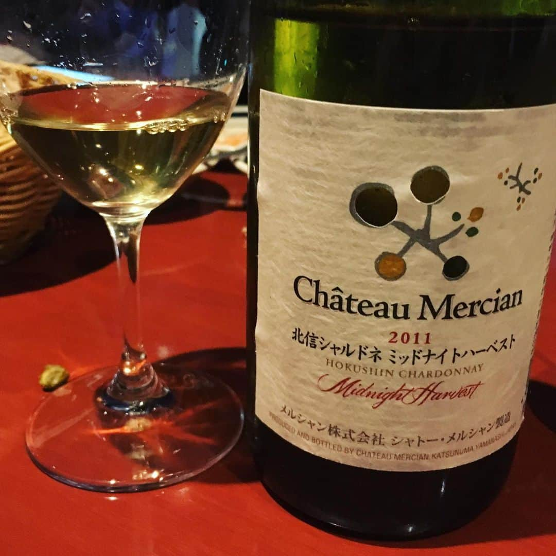 ひぐち君さんのインスタグラム写真 - (ひぐち君Instagram)「日本ワイン「ナイトハーベスト」飲み比べ🍷 丸みのある穏やかな酸、ミネラル、白桃のような果実感がシャサーニュモンラッシェを想わせる。 抜栓後はどんどん開いていき、香り高く、カラメル香も🍷 #北信シャルドネ 2011 #ミッドナイトハーベスト #chardonnay #長野県 #北信右岸 #高山村 #シャトーメルシャン  #山梨県 #甲州市 #勝沼町 #日本ワイン 🇯🇵 #日本ワイン会 🍷 #日本ワインを日常に  #japanesewine #vinjaponais  #wine #vin #vino #winetime #winelover #instawine #wineexpert  #tokyo #神楽坂 #飯田橋 #神楽坂ワイン食堂entraide」7月27日 1時28分 - higehiguchi